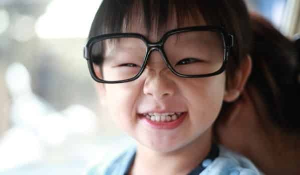 قبل العودة للدراسة ھل یحتاج طفلك إلى استخدام نظارة؟