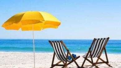 كيف تتجنب الأشعة فوق البنفسجية التي تعكسها رمال الشاطئ؟