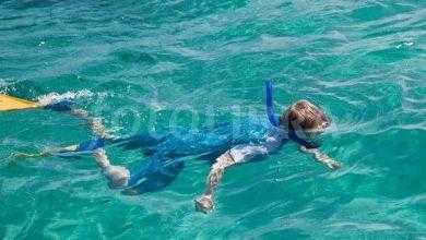 زرقة شفتي الطفل تستلزم التوقف عن السباحة فورا