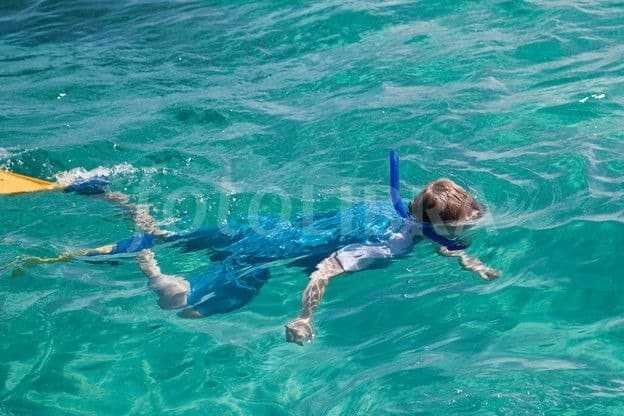 زرقة شفتي الطفل تستلزم التوقف عن السباحة فورا-boy-swimming-in-sea