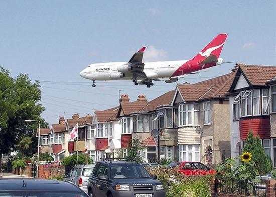 Qantas_b747_over_houses_arp Qantas_b747_over_houses_arp
