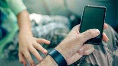 إدمان الآباء للتكنولوجيا يؤثر على سلوك أطفالهم