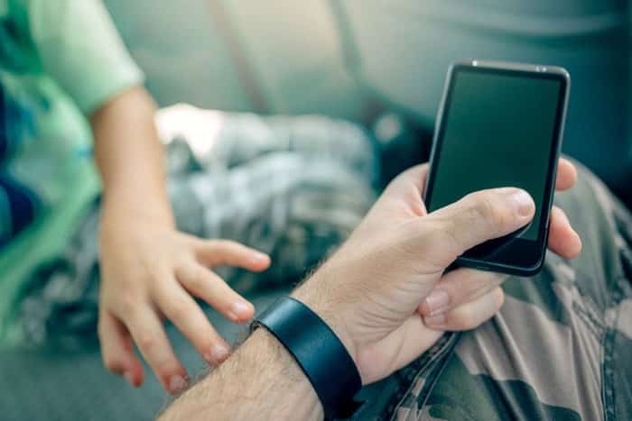 إدمان الآباء للتكنولوجيا يؤثر على سلوك أطفالهم إدمان الآباء للتكنولوجيا يؤثر على سلوك أطفالهم