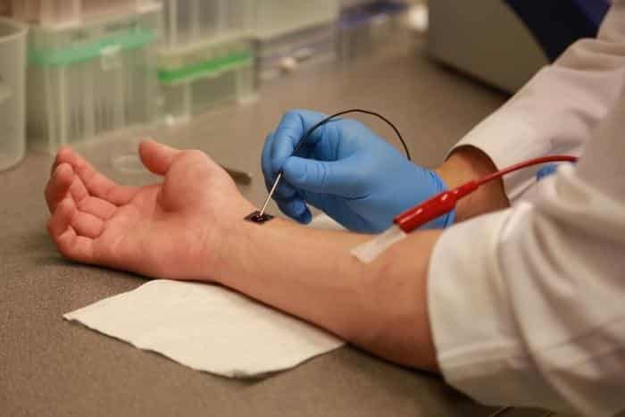 العلماء يتوصلون لتقنية فريدة لعلاج أي عضو بلمسة واحدة