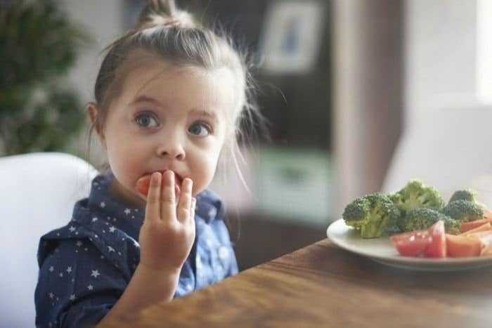 دراسة تناول الطعام مع الأسرة له فوائد صحية وعقلية للأطفال
