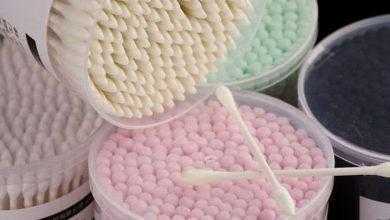 دراسة تحذر من استخدام الأعواد القطنية لتنظيف الأذن