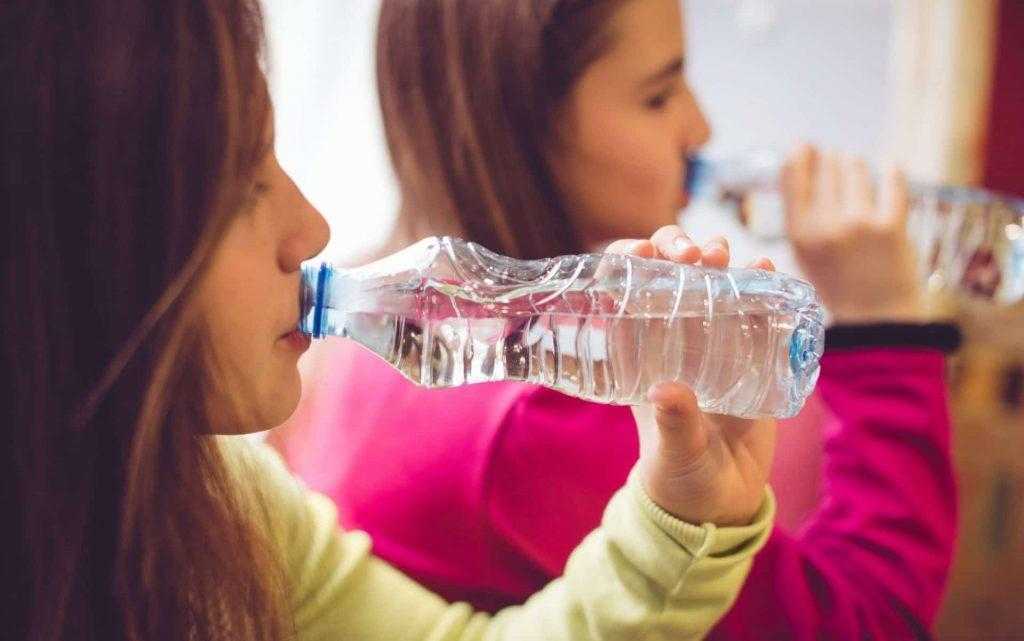 الأبحاث تكشف: أغلب مياه الزجاجات المعدنيه يحتوي على دقائق بلاستيكية
