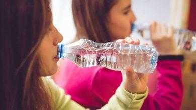 الأبحاث تكشف: أغلب مياه الزجاجات المعدنيه يحتوي على دقائق بلاستيكية