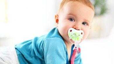 لعق مصاصة طفلك (اللهاية) لتنظيفها قد يمنع الحساسية