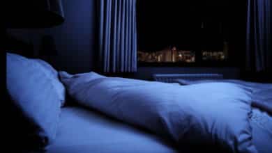 دراسة: النوم لفترات طويلة في عطلة نهاية الأسبوع قد يجعلك أكثر بدانة