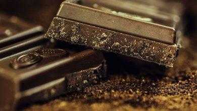 تناول بضع قطع من الشوكولاتة الداكنة يوميًا يحسن ضغط الدم