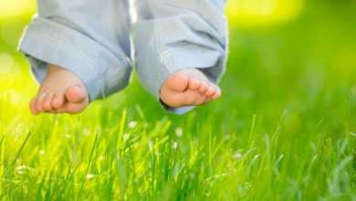 المشي حافي القدمين يحمل فوائد متعددة