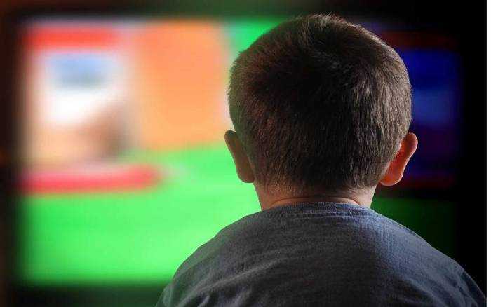 دراسة: ساعتان يوميًا يقضيها الطفل أمام التلفزيون قد تمحي ما تعلمه خلال 4 أشهر