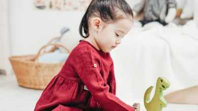 جلوس الطفل على شكل حرف W.. كيف اعدل جلسة طفلي